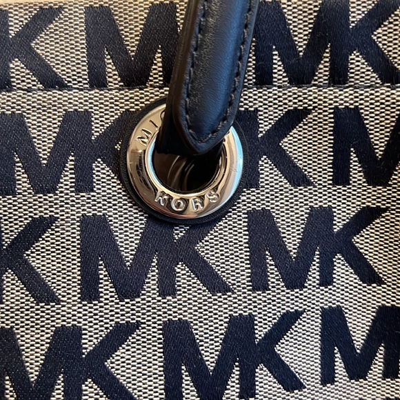 Michael Kors Navy Blue Bag / Laptop Book Bag, only used maybe twice - Picture 3 of 10